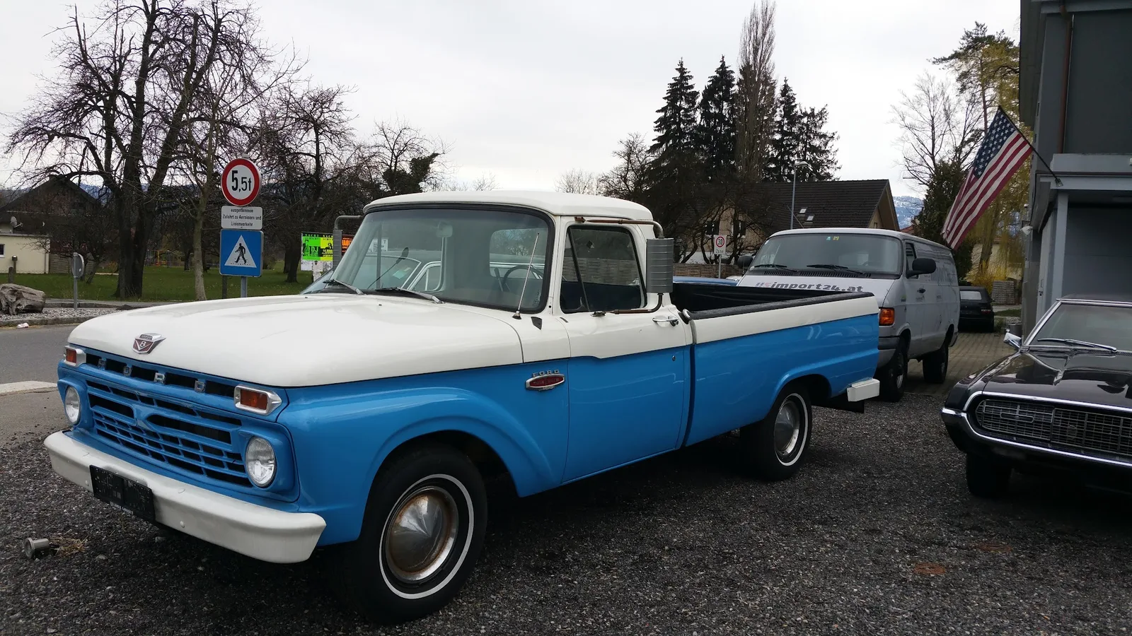 Klassischer Ford auf dem Betriebsgelände
