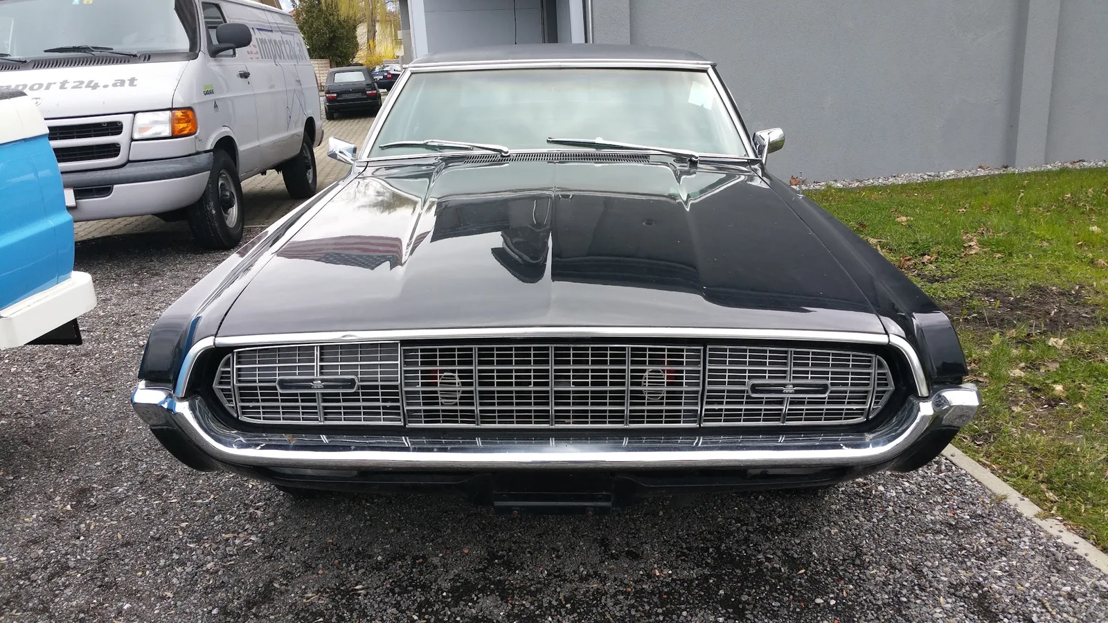 Front eines klassischen Mustang auf dem Betriebsgelände