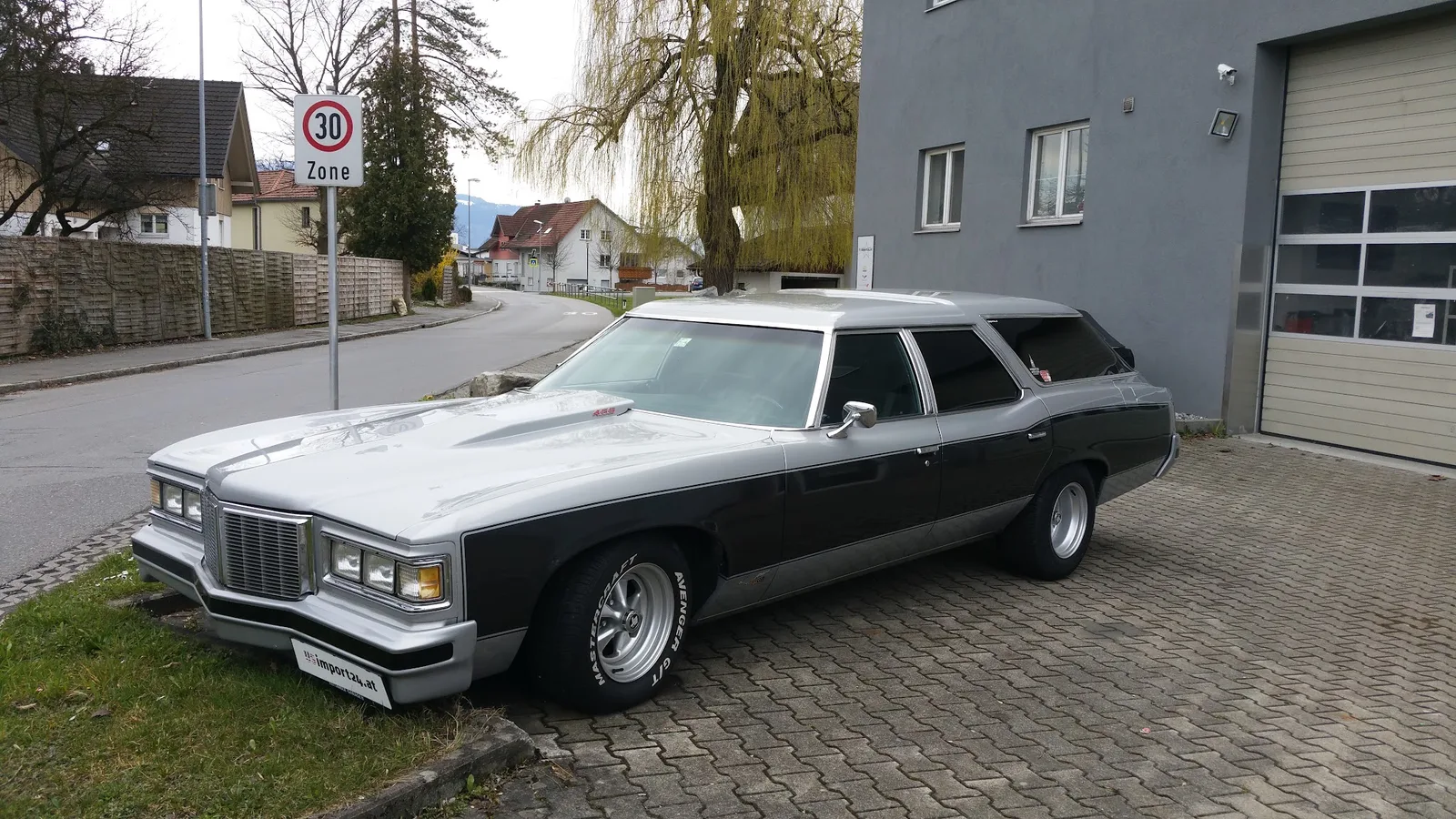 Klassisches Fahrzeug vor der Werkstatt